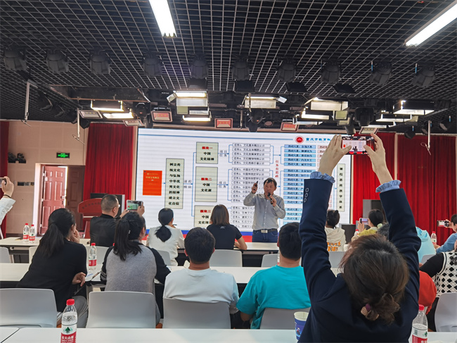 4.老师们认真学习聆听.jpg