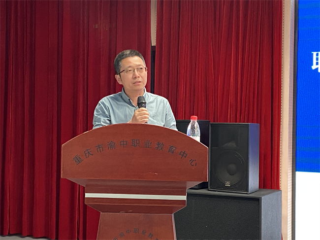 1.党委副书记朱喜祥主持培训会.png