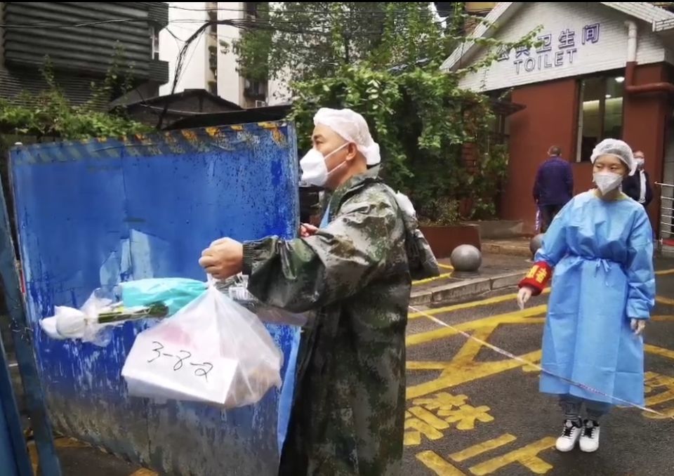 民盟许光武同志在抗疫社区志愿者服务活动中深入管控区1.jpg