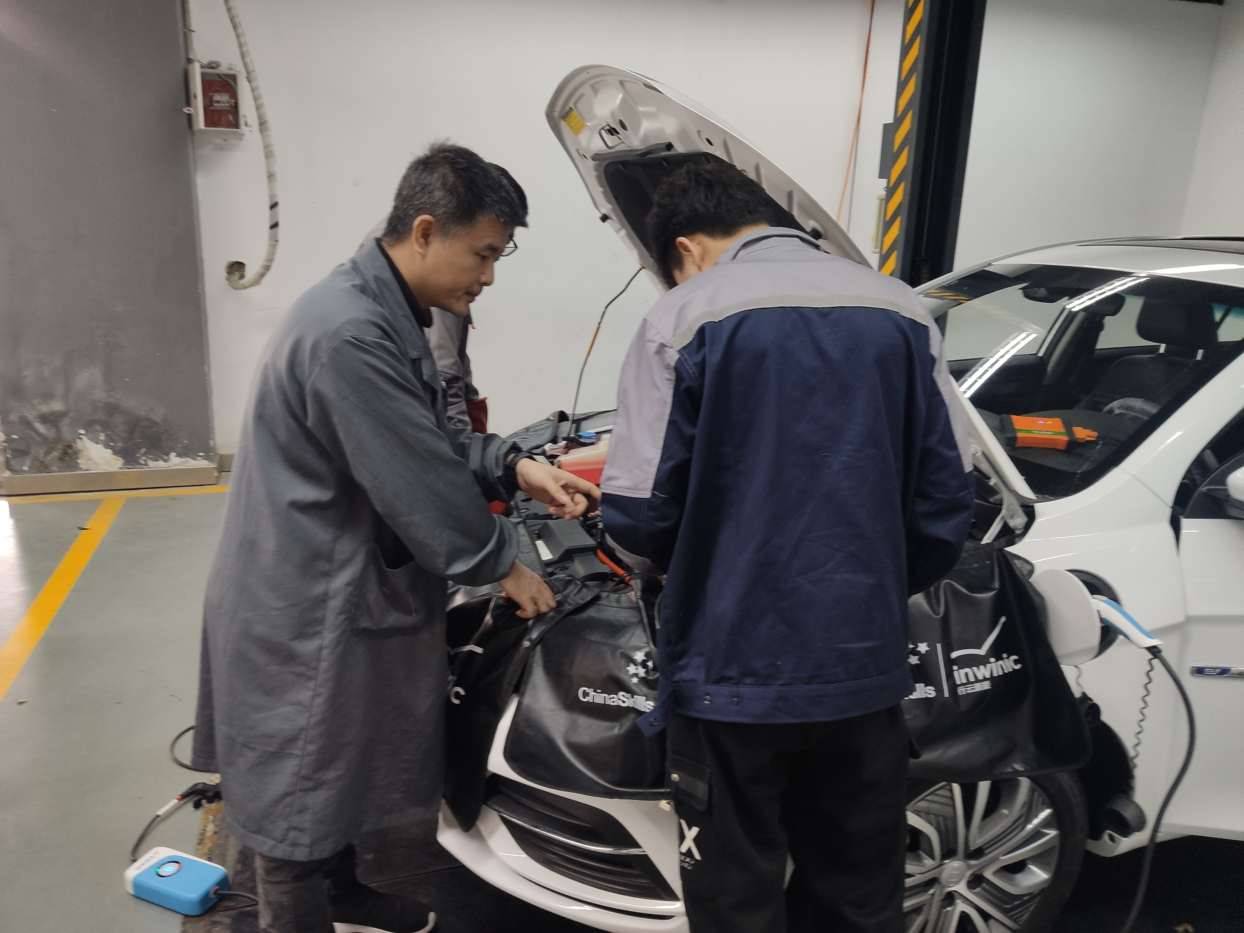 苏畅老师进行新能源汽车维护项目培训1.jpg