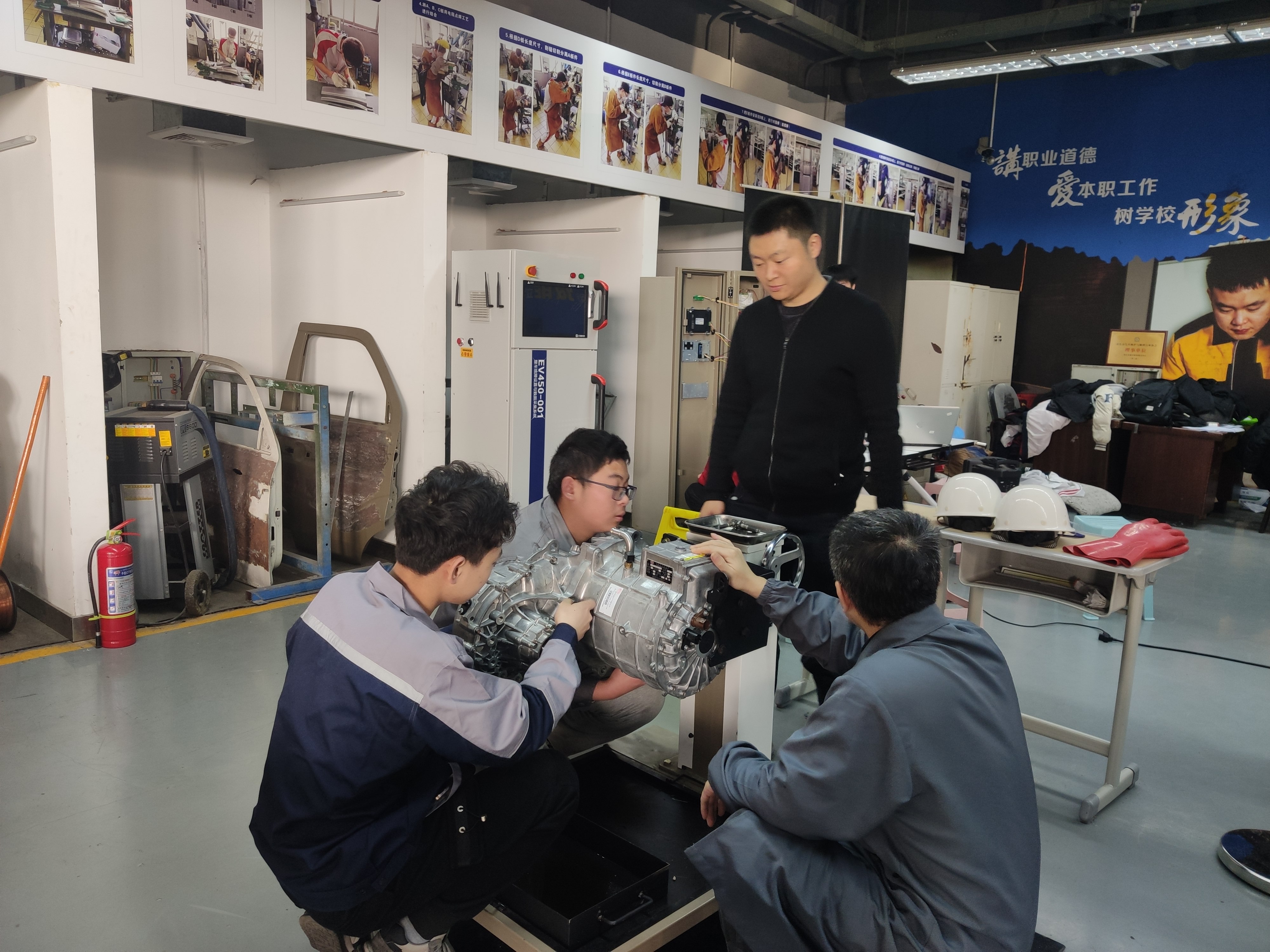 苏畅老师进行新能源动力力总成拆检项目培训2.jpg